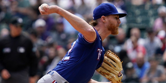 Texas Rangers starting pitcher Jon Gray throws against the White Sox in Chicago, 일요일, 유월 12, 2022.