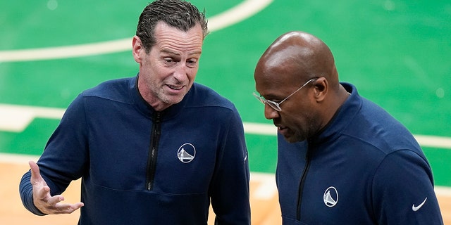 Golden State Warriors assistant coach Kenny Atkinson, 왼쪽, talks with assistant coach Mike Brown during a timeout during the first quarter of Game 4 of basketball's NBA Finals against the Boston Celtics, 금요일, 유월 10, 2022, in Boston.