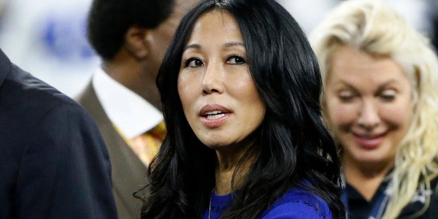 La copropietaria de los Buffalo Bills, Kim Pegula, observa durante los calentamientos antes de un partido de fútbol americano de la NFL contra los Dallas Cowboys en Arlington, Texas, el jueves 28 de noviembre de 2019.