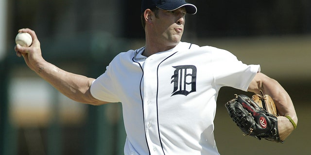 Kyle Farnsworth #44 of the Detroit Tigers pitches against the Washington Nationals during a spring training game March 7, 2005 at Marchant Stadium in Lakeland, 佛罗里达.