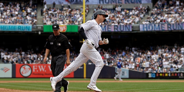 Kyle Higashioka umrundete am 12. Juni 2022 den dritten Stock, nachdem er im dritten Inning im Yankee Stadium in New York City einen Homerun gegen die Chicago Cubs erzielt hatte.