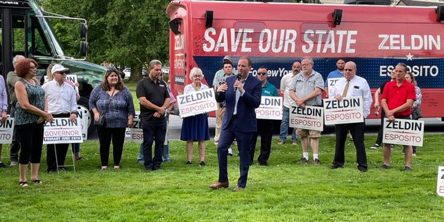 担当者. Lee Zeldin of New York, a GOP gubernatorial candidate, campaigns in Goshen, N.Y. on the eve of the state's primary