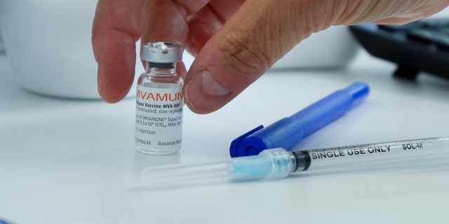 Um profissional de saúde prepara uma seringa na Monkey Box Vaccine Clinic, administrada pelos oficiais de saúde pública do CIUSSS em Montreal, Quebec, Canadá, em 6 de junho de 2022. 