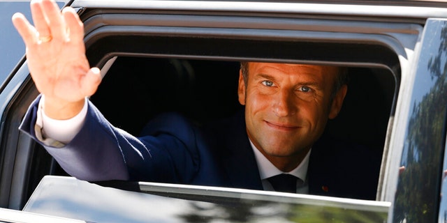 France's President Emmanuel Macron waves as he leaves the polling station after voting in the first round of French parliamentary election in Le Touquet, northern France, 일요일, 유월 12, 2022.