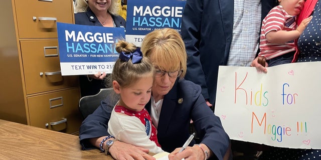 民主党参议员. Maggie Hassan of New Hampshire, with the daughter of a friend sitting in her lap, formally files for reelection, 在六月 10, 2022 in Concord, N·H. 