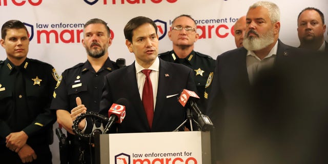 El Senador Republicano Marco Rubio de Florida es asistido por la Orden Fraternal de la Policía del Estado de Florida el 17 de junio de 2022 en Orlando, Florida 