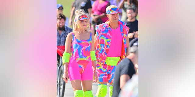 Margot Robbie và Ryan Gosling trên đường trượt patin quay những cảnh mới cho bộ phim sắp tới "Búp bê barbie" phim ảnh.