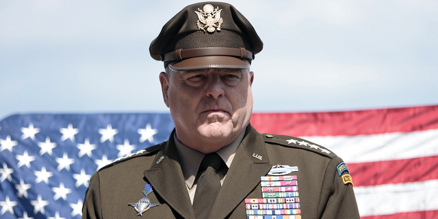 ژنرال مارک میلی، رئیس ستاد مشترک ارتش، روز دوشنبه 6 ژوئن در یک مصاحبه با آسوشیتدپرس در گورستان آمریکایی کولویل-سور-مر، مشرف به ساحل اوماها، شرکت می کند.
