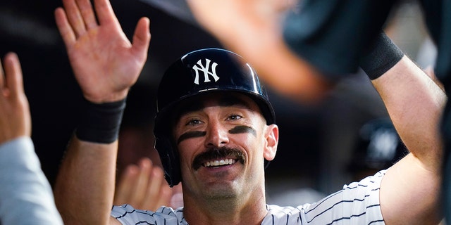 The New York Yankees' Matt Carpenter is congratulated in the dugout after hitting a two-run home run during the fifth inning of the team's game against the Detroit Tigers Friday, 유월 3, 2022, 뉴욕에서. 