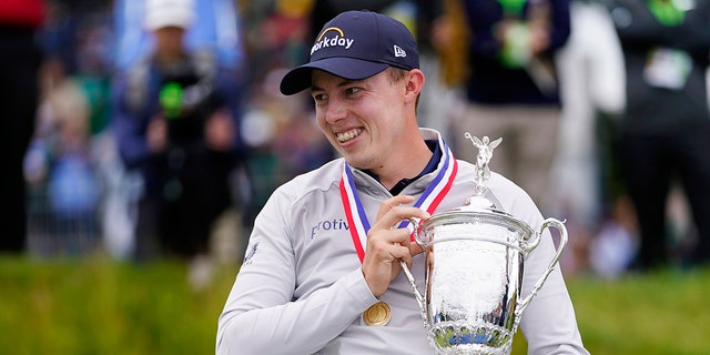 Matthew Fitzpatrick, of England, celebrates with the trophy after winning the U.S. Open golf tournament at The Country Club, Sondag, Junie 19, 2022, in Brookline, Massa. 