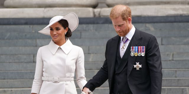 Meghan, Duchess of Sussex and Prince Harry, Duke of Sussex depart the National Service of Thanksgiving at St Paul's Cathedral on June 03, 2022 in Londen, Engeland. 