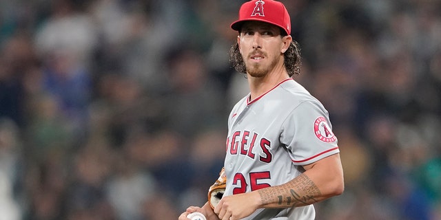 Los Angeles Angels starting pitcher Michael Lorenzen stands on the mound after he gave up a solo home run to Seattle Mariners' Cal Raleigh during the second inning of a baseball game, 金曜日, 六月 17, 2022, シアトルで. 