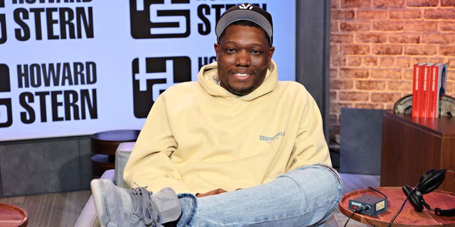 Michael Che defended Chris Rock's decision to quickly return to work after he was slapped by Will Smith at the 2022 Oscars ceremony.