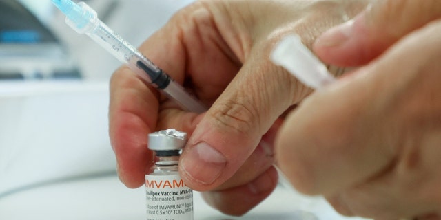Un travailleur de la santé prépare une seringue dans une clinique de vaccination contre la variole du singe exploitée par les autorités de santé publique du CIUSSS à Montréal, Québec, Canada, le 6 juin 2022. 