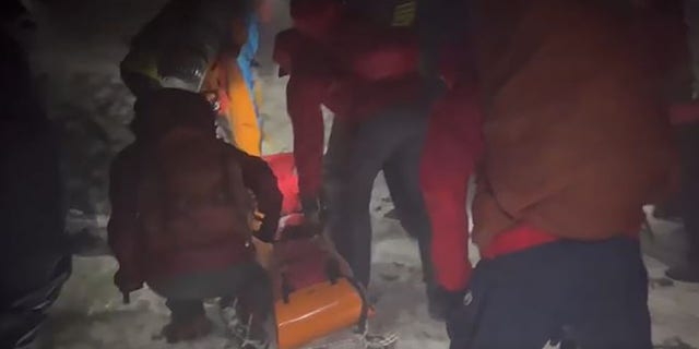 Rescuers said the conditions around the Gulfside Trail near Mount Clay in New Hampshire were treacherous, con 80 mph wind gusts, freezing temperatures and driving snow, hanno detto i funzionari.