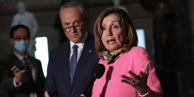 La présidente de la Chambre des démocrates, Nancy Pelosi, et le chef de la majorité au Sénat, Chuck Schumer, prennent la parole lors d'un événement. 