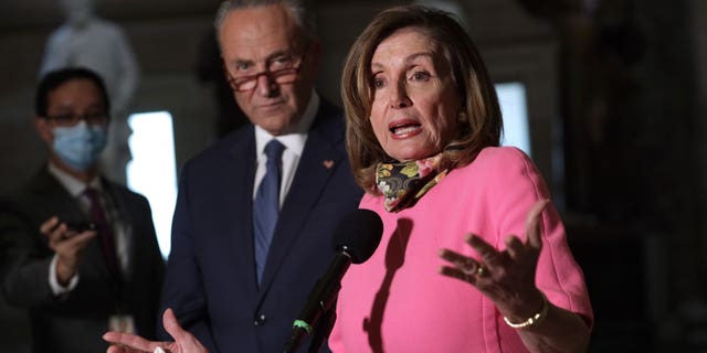 La présidente de la Chambre des démocrates, Nancy Pelosi, et le chef de la majorité au Sénat, Chuck Schumer, prennent la parole lors d'un événement. 