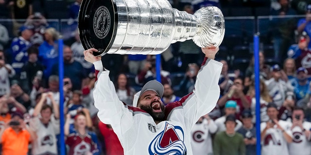 El centro de Colorado Avalanche, Nazem Kadri, levanta la Copa Stanley después del Juego 6 de las Finales contra Tampa Bay Lightning en Amalie Arena en Tampa, Florida, el 26 de junio de 2022.