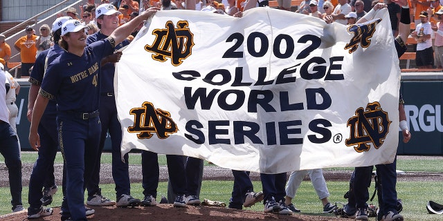 Notre Dame players celebrate after beating Tennessee in an NCAA college baseball super regional game Sunday, 六月 12, 2022, 在诺克斯维尔, 天恩. Notre Dame won 7-3 to advance to the College World Series.