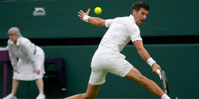 Serbia's Novak Djokovic returns to Korea's Kwon Soonwoo in a men's first round singles match on day one of the Wimbledon tennis championships in London, lunes, junio 27, 2022. 