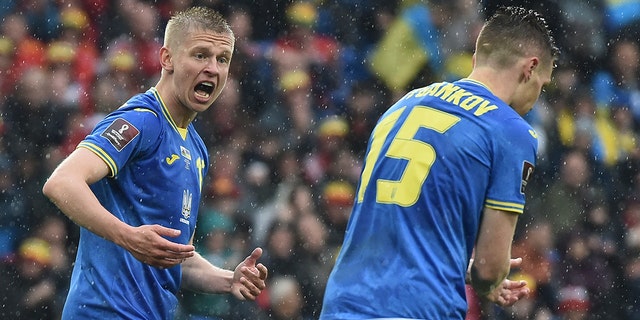 Ukraine's Oleksandr Zinchenko, links, and Viktor Tsygankov during the World Cup 2022 qualifying match between Wales and Ukraine at Cardiff City Stadium, in Cardiff, Wales, Sondag, Junie 5, 2022. 