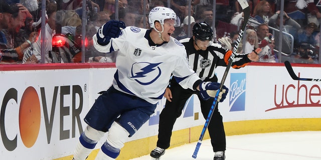 Ondrej Palat #18 of the Tampa Bay Lightning celebrates a goal during the third period in Game Five of the 2022 NHL Stanley Cup Final against the Colorado Avalanche at Ball Arena on June 24, 2022 デンバーで, コロラド.