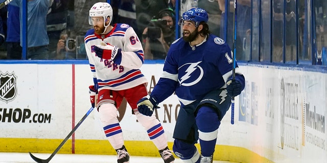 Tampa Bay Lightning's left-wing Patrick Maroon (right) finishes in front of the New York Rangers Center's Tyler Motte during the first period of Game 4 of the NHL Eastern Conference Finals on June 7, 2022 in Tampa, Florida. After deciding, celebrate.