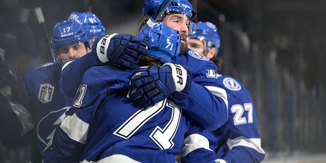 Tampa Bay Lightning center Anthony Cirelli (71) celebrates with Tampa Bay Lightning left wing Pat Maroon (14) after scoring during the first period of Game 3 of the NHL hockey Stanley Cup Final against the Colorado Avalanche on Monday, 六月 20, 2022, タンパで, フラ.