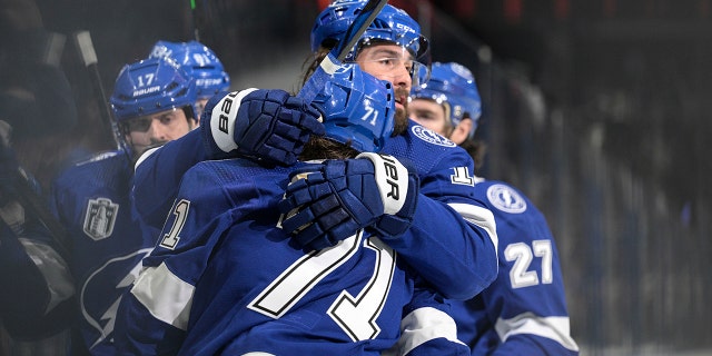 Le centre du Lightning de Tampa Bay Anthony Cirelli (71) célèbre avec l'ailier gauche du Lightning de Tampa Bay Pat Maroon (14) après avoir marqué au cours de la première période du match 3 de la finale de la Coupe Stanley de hockey de la LNH contre l'Avalanche du Colorado le lundi 20 juin 2022, à Tampa, Floride.