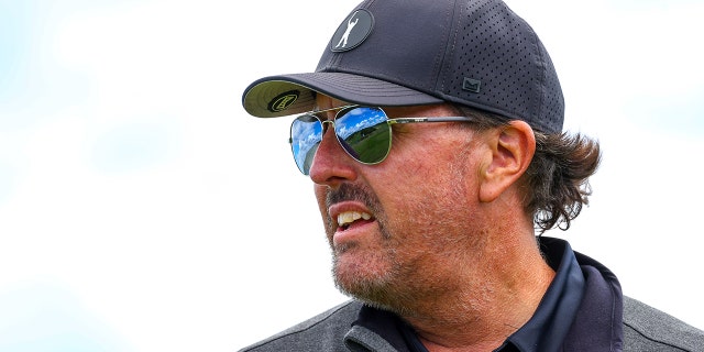 Phil Mickelson de los Estados Unidos en el hoyo 14 antes del LIV Golf Invitational en Centurion Club el 8 de junio de 2022 en St. Albans, Inglaterra.