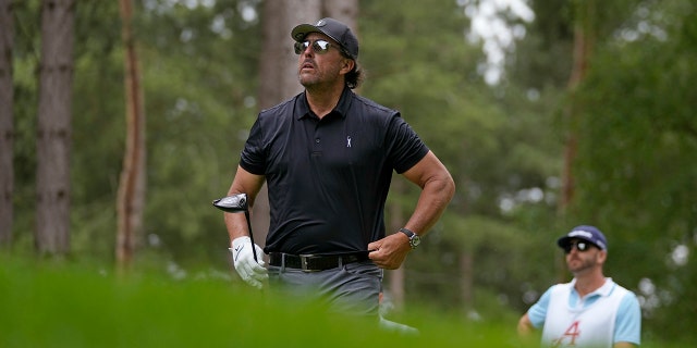 Phil Mickelson book author says he was removed from golfer's press conference 2 Phil Mickelson of the United States watches the flight of his ball after playing off the 4th tee during the first round of the inaugural LIV Golf Invitational at the Centurion Club in St. Albans, England on Thursday, June 9, 2022.