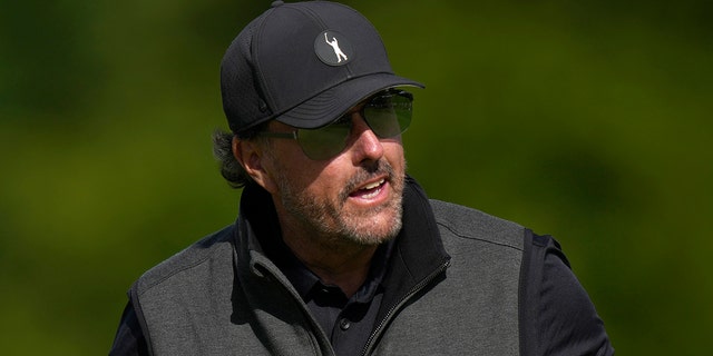 Phil Mickelson reacts to the crowd after putting on the 15th green during the LIV Golf Invitational at the Centurion Club in St Albans, Inghilterra, Sabato, giugno 11, 2022.
