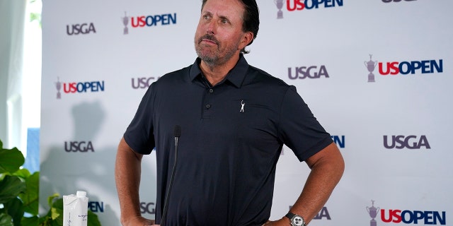 Phil Mickelson reflekterer over spørgsmålet på en pressekonference mandag den 13. juni 2022 i The Country Club i Brooklyn, Massachusetts forud for US Open.