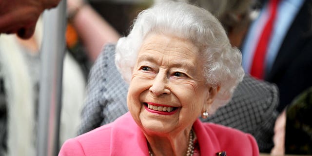 La reine Elizabeth II reçoit une visite lors d'une visite au Chelsea Flower Show 2022 le 23 mai 2022 à Londres, en Angleterre.