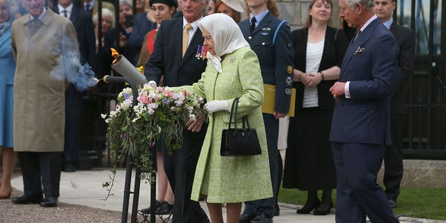 FILE - Ratu Elizabeth II menyalakan suar untuk merayakan ulang tahunnya yang ke-90 pada 21 April 2016 di Windsor, Inggris.