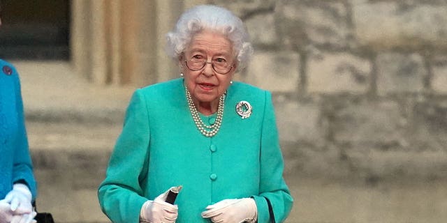 A rainha Elizabeth II acendeu o farol principal na noite de quinta-feira como parte das celebrações do fim de semana do Jubileu de Platina.