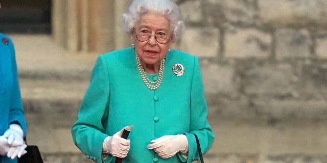 A rainha Elizabeth II acendeu o farol principal na noite de quinta-feira como parte das celebrações do fim de semana do Jubileu de Platina.