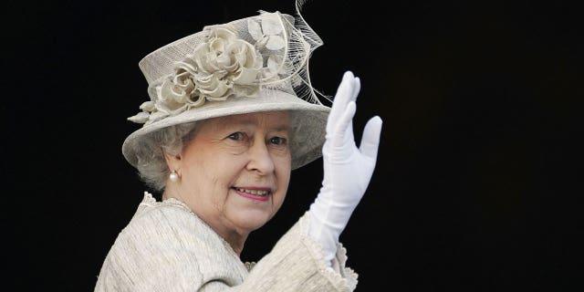 Queen Elizabeth II arrives at St Paul's Cathedral for a service of thanksgiving held in honor of her 80th birthday June 15, 2006, in London.