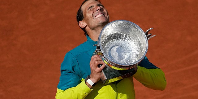 Rafael Nadal raises French Open title