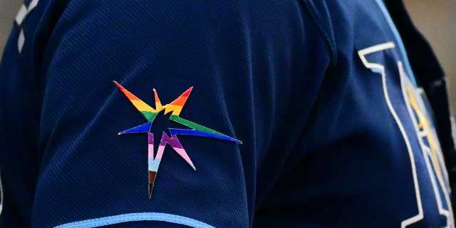 Detalles del logotipo de los Tampa Bay Rays Explode para celebrar el Mes del Orgullo durante un partido contra los Chicago White Sox en el Tropicana Field el 4 de junio de 2022 en St. Petersburg, Florida.