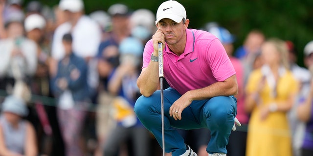 Rory McIlroy anota su tiro en el hoyo 15 en la ronda final del Abierto de Canadá en Toronto el domingo 12 de junio de 2022.