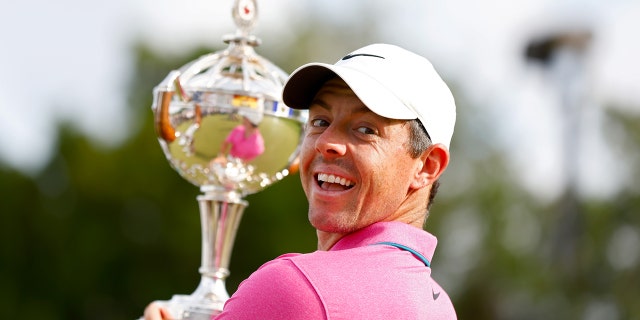 Rory McIlroy dell'Irlanda del Nord festeggia con il trofeo dopo aver vinto l'RBC Canadian Open al St. George Golf and Country Club il 12 giugno 2022 a Etobicoke, Ontario.