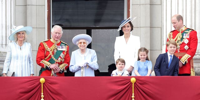 Queen Elizabeth II smiles on the balcony of Buckingham Palace during Trooping the Color alongside (LR) Camilla, Duchess of Cornwall, Prince Charles, Prince of Wales, Prince Louis of Cambridge, Catherine, Duchess of Cambridge and Prince Charlotte of Cambridge during Trooping the Color on June 02, 2022 in London, England. 