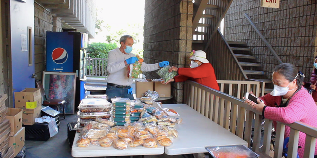 Las organizaciones sin fines de lucro de San Diego se unen para rescatar alimentos viables que se habrían desperdiciado y entregarlos a quienes los necesitan.