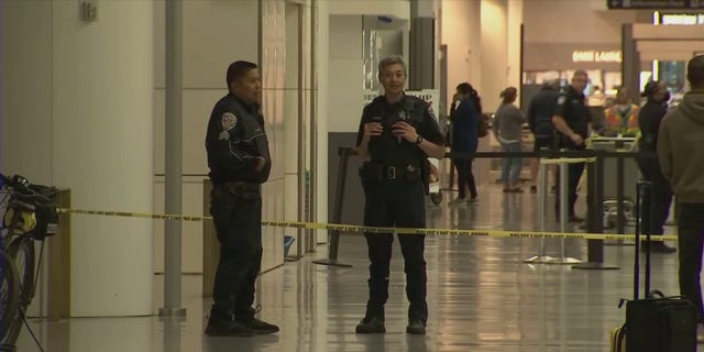 پلیس در فرودگاه بین‌المللی سانفرانسیسکو پس از زخمی شدن سه نفر در حمله با یک مرد دیده شد "سلاح لبه دار" جمعه، 17 ژوئن 2022، مقامات گفتند.