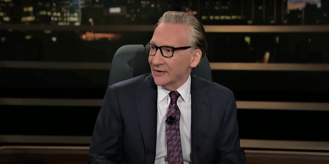 "Tempo reale" host Bill Maher defended the Washington Commanders defensive coordinator after he was fined for his opinion on the January 6 Rivolte.