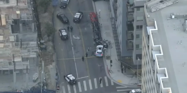 La police de Los Angeles a déclaré jeudi matin qu'elle était toujours à la recherche du suspect qui a tiré et tué un homme à un pâté de maisons du Hollywood Walk of Fame.