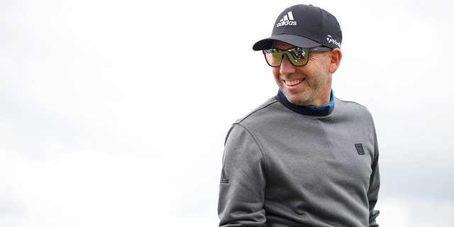 Sergio Garcia ride a un LIV Golf Invitational il 9 giugno 2022 a St. Alphonsus, in Inghilterra.