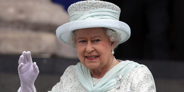 Королева Елизавета II провела большую часть своих 96 лет в центре внимания, но есть несколько менее известных фактов о ее жизни.