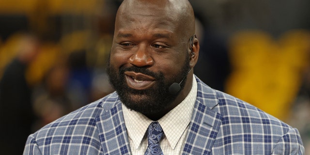 El analista de NBA TV, Shaquille O'Neal, sonríe en el set antes del Juego 1 de las Finales de la NBA de 2022 entre los Boston Celtics y los Golden State Warriors el 2 de junio de 2022 en el Chase Center de San Francisco.